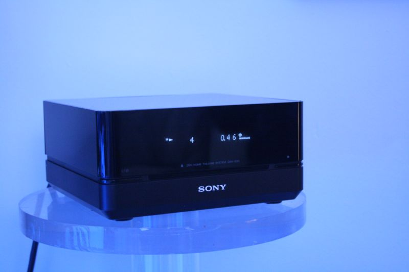 Illustration for article titled Sony Debuts Micro Size DAV-IS10 Home Theater System